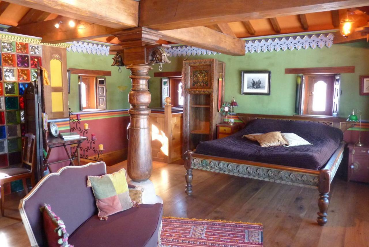 Les Folies De La Serve Ouroux Habitación foto